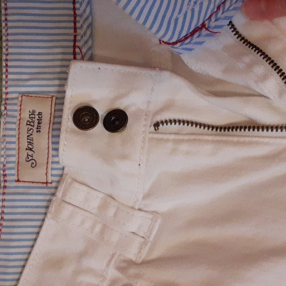 Like new! White denim capris, size 8 - Picture 5 of 6